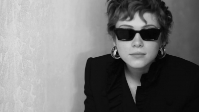2018-04-10_-_Schon_presents_behind_the_scenes_with_Sophia_Lillis_mp41847.jpg
