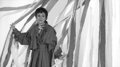 2018-04-10_-_Schon_presents_behind_the_scenes_with_Sophia_Lillis_mp41851.jpg
