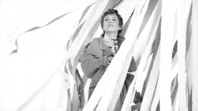 2018-04-10_-_Schon_presents_behind_the_scenes_with_Sophia_Lillis_mp41852.jpg
