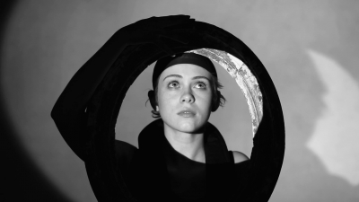 2018-04-10_-_Schon_presents_behind_the_scenes_with_Sophia_Lillis_mp41871.jpg
