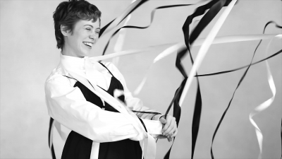 2018-04-10_-_Schon_presents_behind_the_scenes_with_Sophia_Lillis_mp41879.jpg