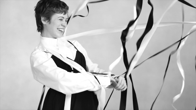 2018-04-10_-_Schon_presents_behind_the_scenes_with_Sophia_Lillis_mp41880.jpg