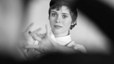 2018-04-10_-_Schon_presents_behind_the_scenes_with_Sophia_Lillis_mp41891.jpg