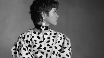 2018-04-10_-_Schon_presents_behind_the_scenes_with_Sophia_Lillis_mp41899.jpg