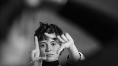 2018-04-10_-_Schon_presents_behind_the_scenes_with_Sophia_Lillis_mp41905.jpg