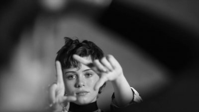2018-04-10_-_Schon_presents_behind_the_scenes_with_Sophia_Lillis_mp41906.jpg
