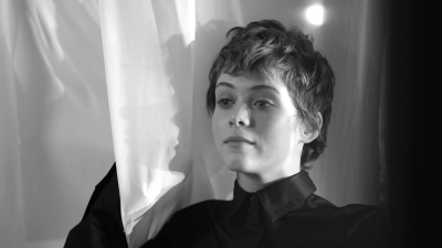 2018-04-10_-_Schon_presents_behind_the_scenes_with_Sophia_Lillis_mp41931.jpg