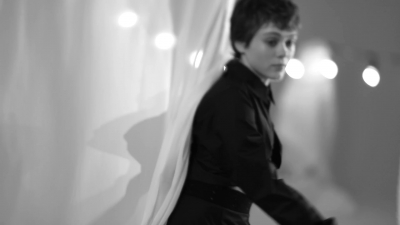 2018-04-10_-_Schon_presents_behind_the_scenes_with_Sophia_Lillis_mp41934.jpg