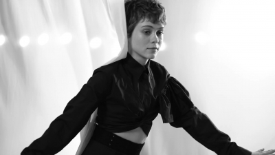 2018-04-10_-_Schon_presents_behind_the_scenes_with_Sophia_Lillis_mp41937.jpg