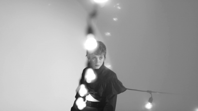 2018-04-10_-_Schon_presents_behind_the_scenes_with_Sophia_Lillis_mp41938.jpg