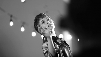 2018-04-10_-_Schon_presents_behind_the_scenes_with_Sophia_Lillis_mp41945.jpg
