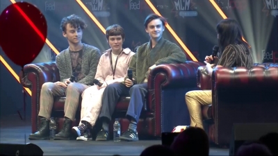 2019-10-25_-_MCM_Comic_Con_-_It_Cast_Panel_01_mp46843.jpg