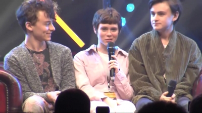 2019-10-25_-_MCM_Comic_Con_-_It_Cast_Panel_01_mp46860.jpg