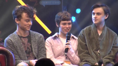 2019-10-25_-_MCM_Comic_Con_-_It_Cast_Panel_01_mp46861.jpg