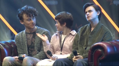 2019-10-25_-_MCM_Comic_Con_-_It_Cast_Panel_01_mp46879.jpg