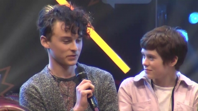2019-10-25_-_MCM_Comic_Con_-_It_Cast_Panel_01_mp46883.jpg