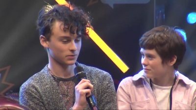 2019-10-25_-_MCM_Comic_Con_-_It_Cast_Panel_01_mp46884.jpg