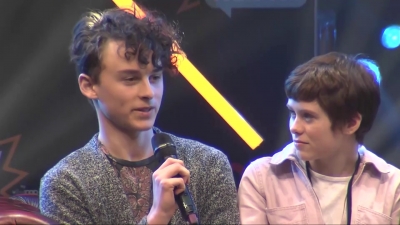 2019-10-25_-_MCM_Comic_Con_-_It_Cast_Panel_01_mp46885.jpg