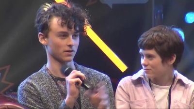 2019-10-25_-_MCM_Comic_Con_-_It_Cast_Panel_01_mp46890.jpg