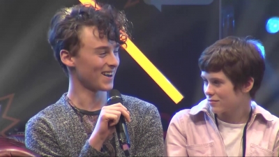 2019-10-25_-_MCM_Comic_Con_-_It_Cast_Panel_01_mp46895.jpg