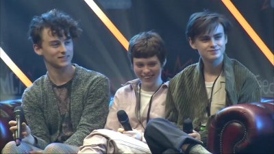 2019-10-25_-_MCM_Comic_Con_-_It_Cast_Panel_01_mp46912.jpg