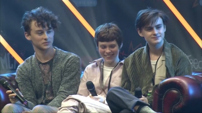 2019-10-25_-_MCM_Comic_Con_-_It_Cast_Panel_01_mp46913.jpg