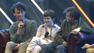 2019-10-25_-_MCM_Comic_Con_-_It_Cast_Panel_01_mp46926.jpg