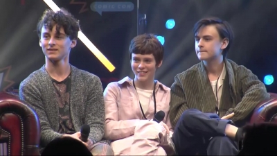 2019-10-25_-_MCM_Comic_Con_-_It_Cast_Panel_01_mp46942.jpg