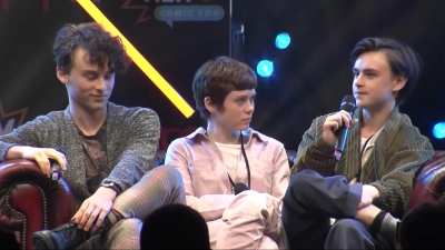 2019-10-25_-_MCM_Comic_Con_-_It_Cast_Panel_01_mp46946.jpg