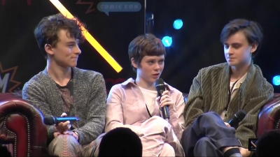 2019-10-25_-_MCM_Comic_Con_-_It_Cast_Panel_01_mp46960.jpg