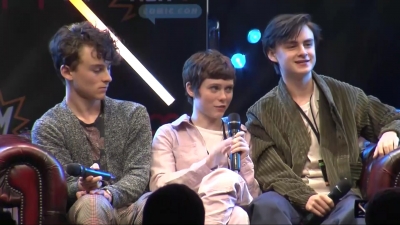 2019-10-25_-_MCM_Comic_Con_-_It_Cast_Panel_01_mp46966.jpg