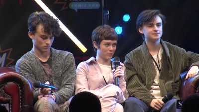 2019-10-25_-_MCM_Comic_Con_-_It_Cast_Panel_01_mp46967.jpg