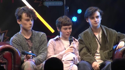 2019-10-25_-_MCM_Comic_Con_-_It_Cast_Panel_01_mp46969.jpg