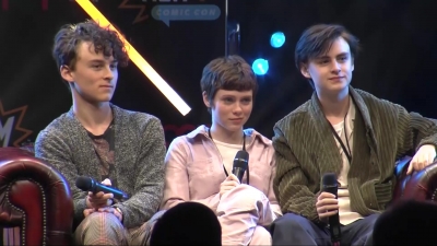 2019-10-25_-_MCM_Comic_Con_-_It_Cast_Panel_01_mp46974.jpg