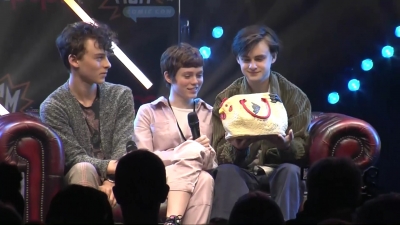 2019-10-25_-_MCM_Comic_Con_-_It_Cast_Panel_01_mp47024.jpg