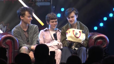 2019-10-25_-_MCM_Comic_Con_-_It_Cast_Panel_01_mp47025.jpg