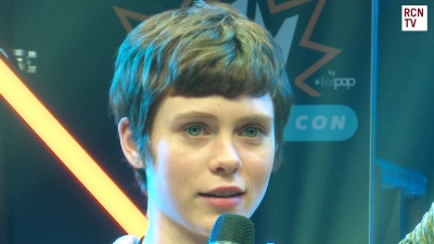 2019-10-25_-_MCM_Comic_Con_-_Red_Carpet_News_TV_Interview_mp45342.jpg