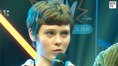 2019-10-25_-_MCM_Comic_Con_-_Red_Carpet_News_TV_Interview_mp45397.jpg