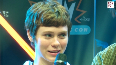 2019-10-25_-_MCM_Comic_Con_-_Red_Carpet_News_TV_Interview_mp45408.jpg