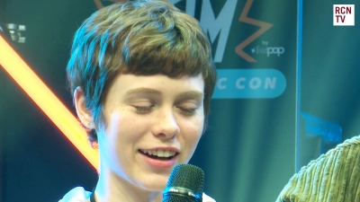 2019-10-25_-_MCM_Comic_Con_-_Red_Carpet_News_TV_Interview_mp45510.jpg