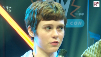 2019-10-25_-_MCM_Comic_Con_-_Red_Carpet_News_TV_Interview_mp45553.jpg