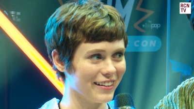 2019-10-25_-_MCM_Comic_Con_-_Red_Carpet_News_TV_Interview_mp45652.jpg