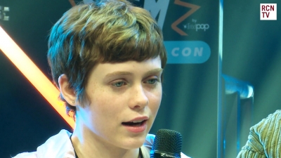 2019-10-25_-_MCM_Comic_Con_-_Red_Carpet_News_TV_Interview_mp45748.jpg