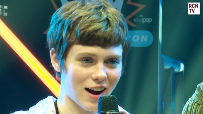 2019-10-25_-_MCM_Comic_Con_-_Red_Carpet_News_TV_Interview_mp45778.jpg