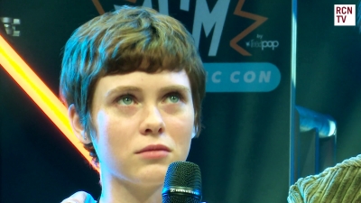 2019-10-25_-_MCM_Comic_Con_-_Red_Carpet_News_TV_Interview_mp45856.jpg