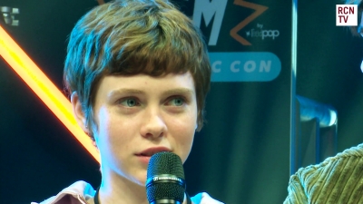 2019-10-25_-_MCM_Comic_Con_-_Red_Carpet_News_TV_Interview_mp45858.jpg