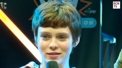 2019-10-25_-_MCM_Comic_Con_-_Red_Carpet_News_TV_Interview_mp46048.jpg