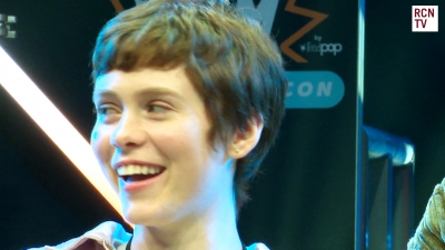 2019-10-25_-_MCM_Comic_Con_-_Red_Carpet_News_TV_Interview_mp46051.jpg