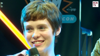 2019-10-25_-_MCM_Comic_Con_-_Red_Carpet_News_TV_Interview_mp46053.jpg