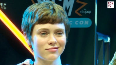 2019-10-25_-_MCM_Comic_Con_-_Red_Carpet_News_TV_Interview_mp46063.jpg
